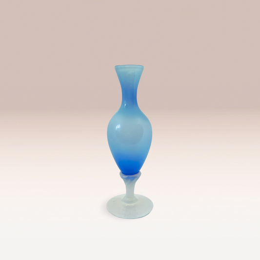 Vase en opaline bleu à pied blanc – Élégance vintage