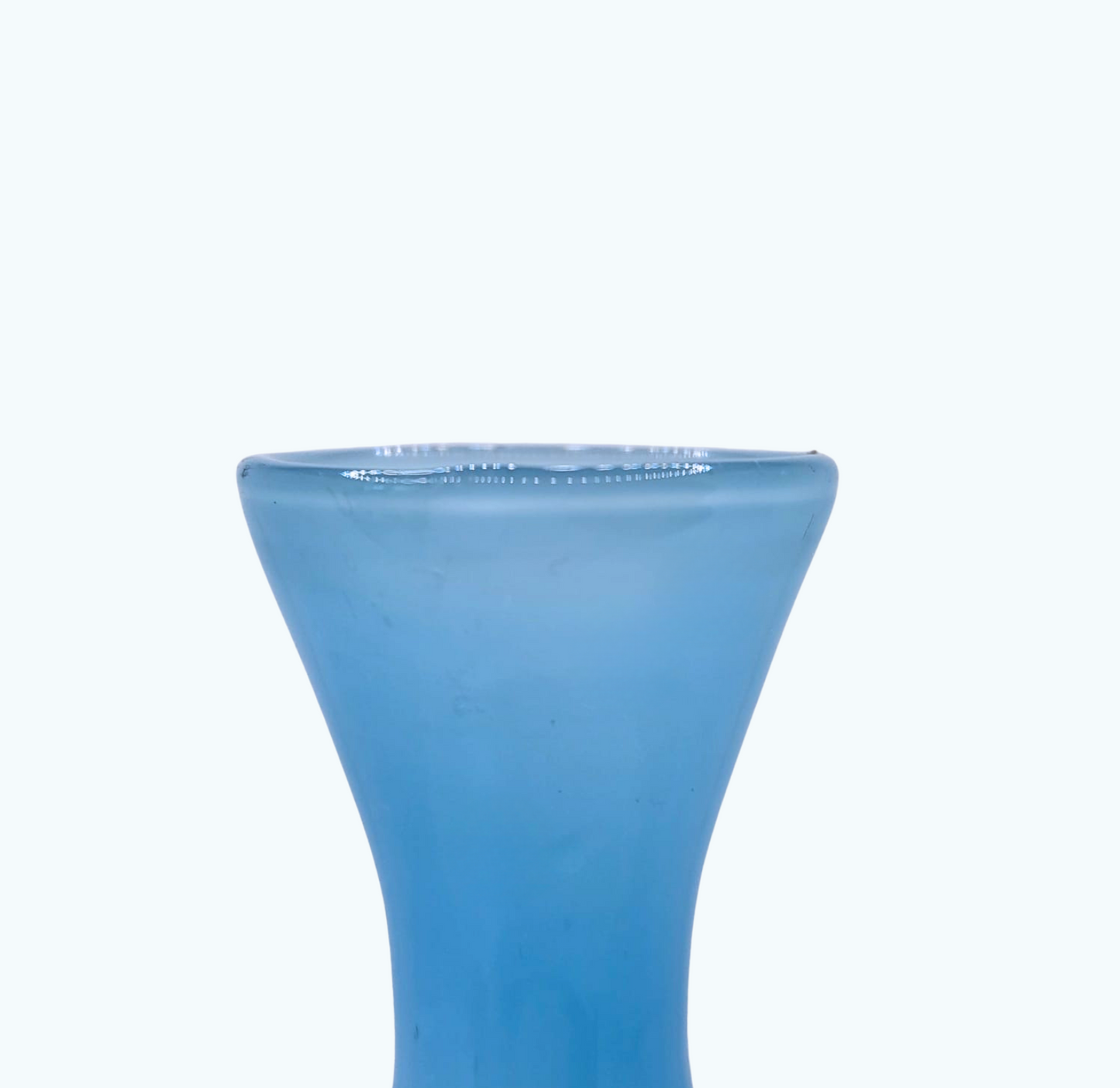 Vase en opaline bleu à pied blanc – Élégance vintage