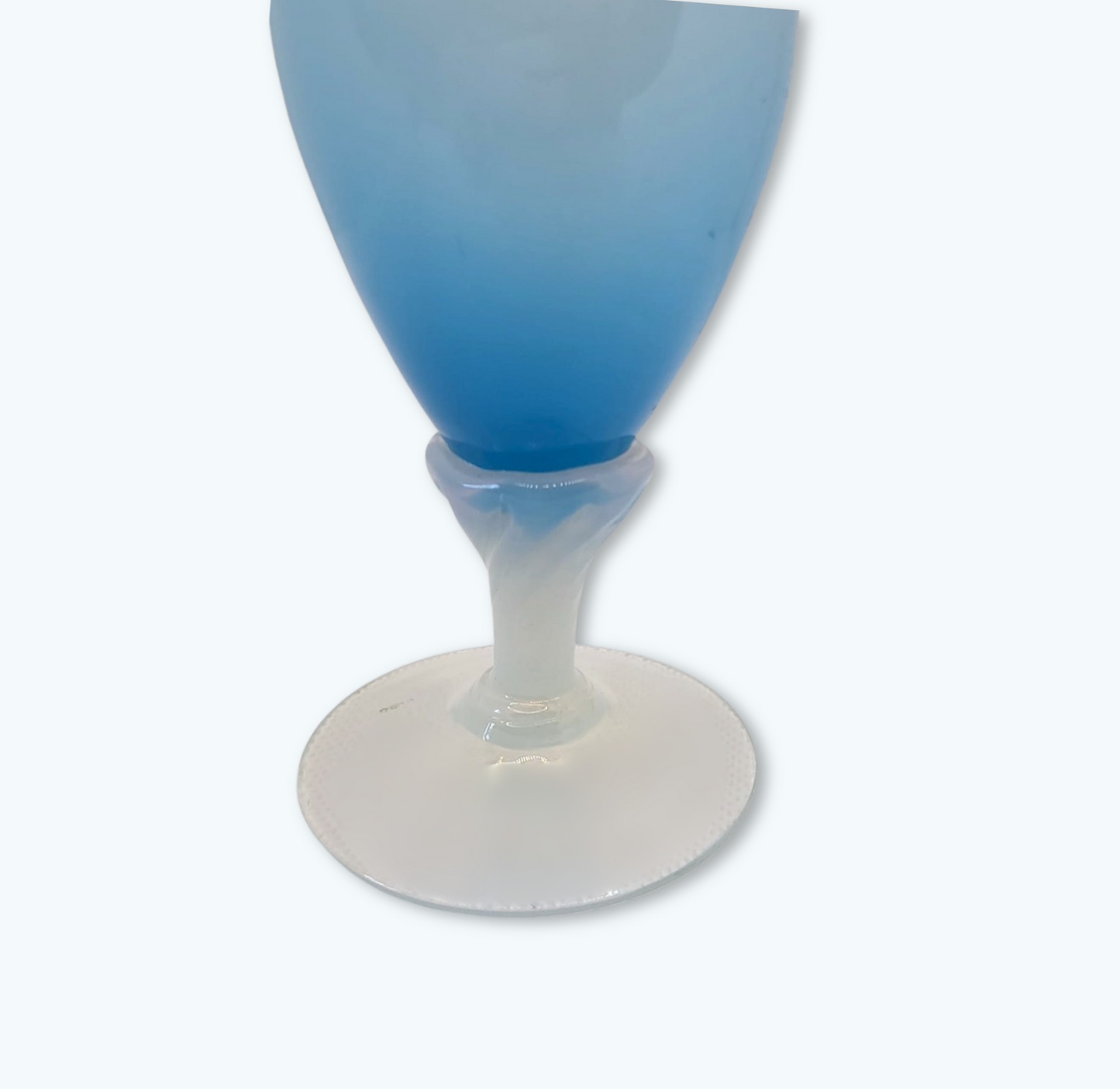 Vase en opaline bleu à pied blanc – Élégance vintage